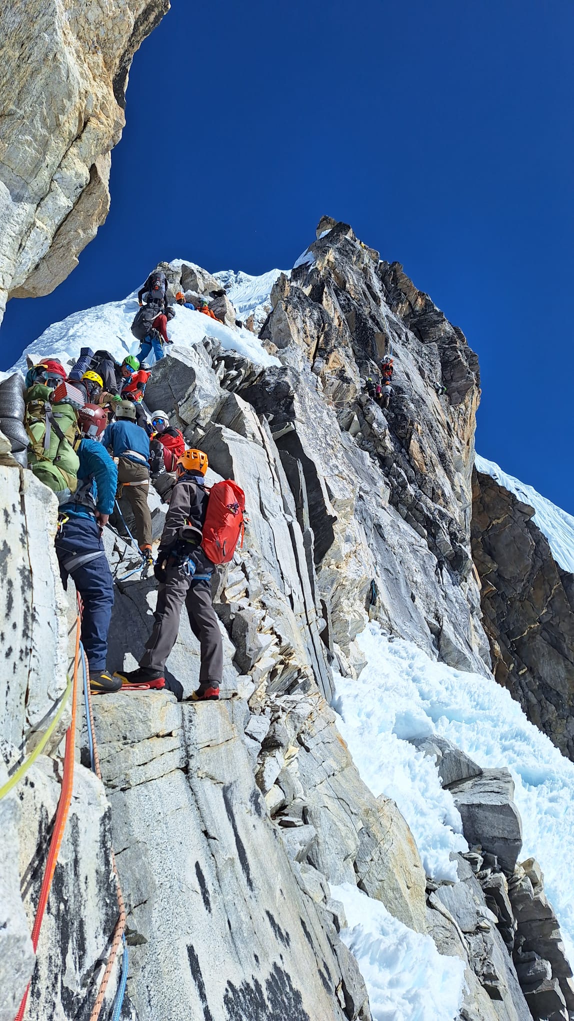 Crowd on the ridge before Camp 2