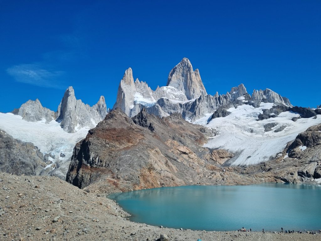 View of turquoise Laguna de los Tres and Mount Fitz Roy