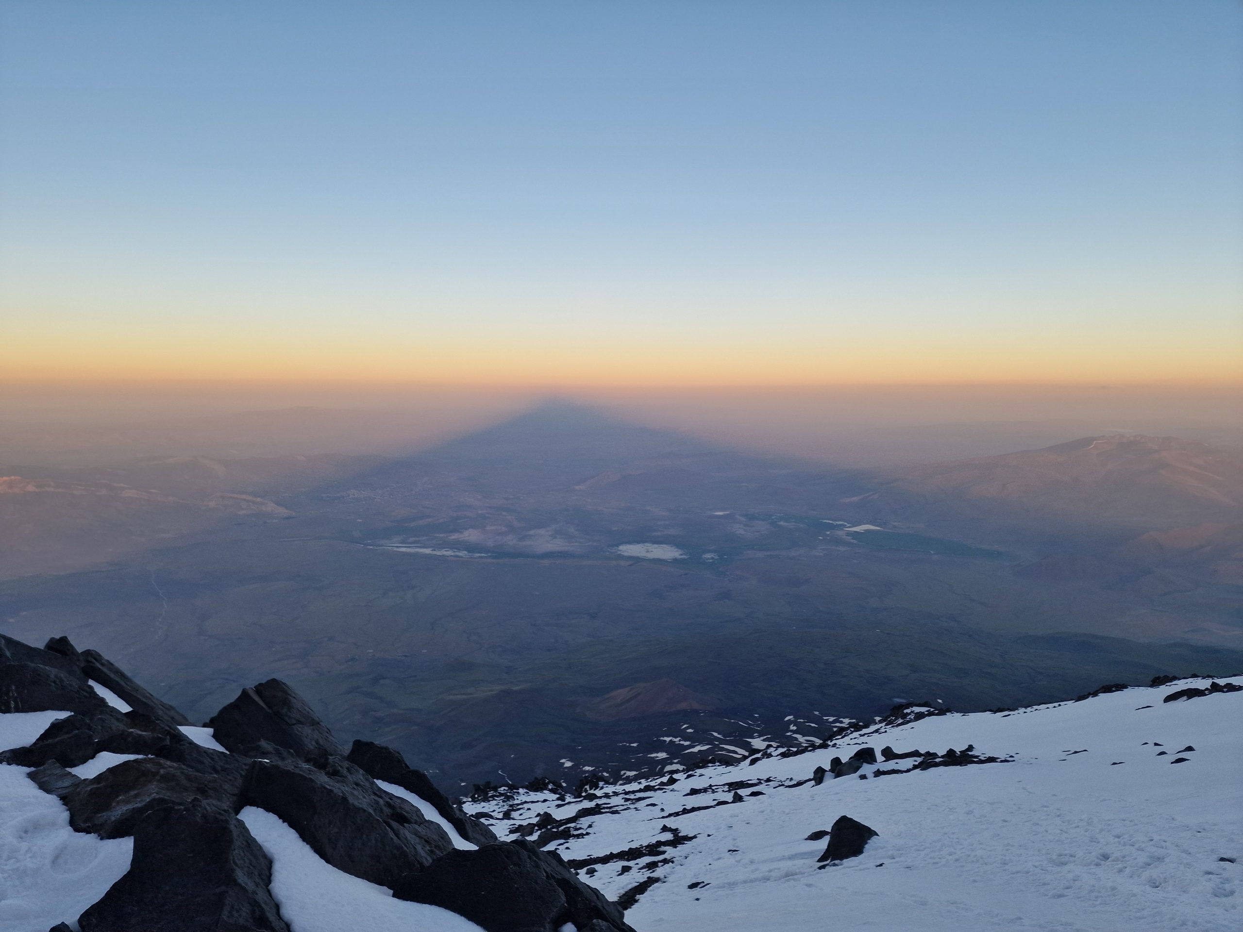 Senka planine Ararat pred zoru