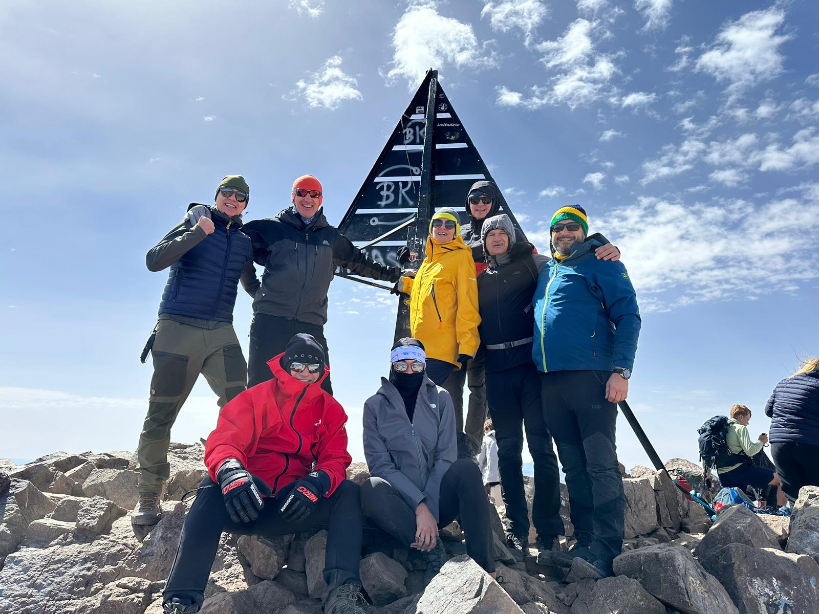 Mala grupa učesnika na vrhu Toubkala
