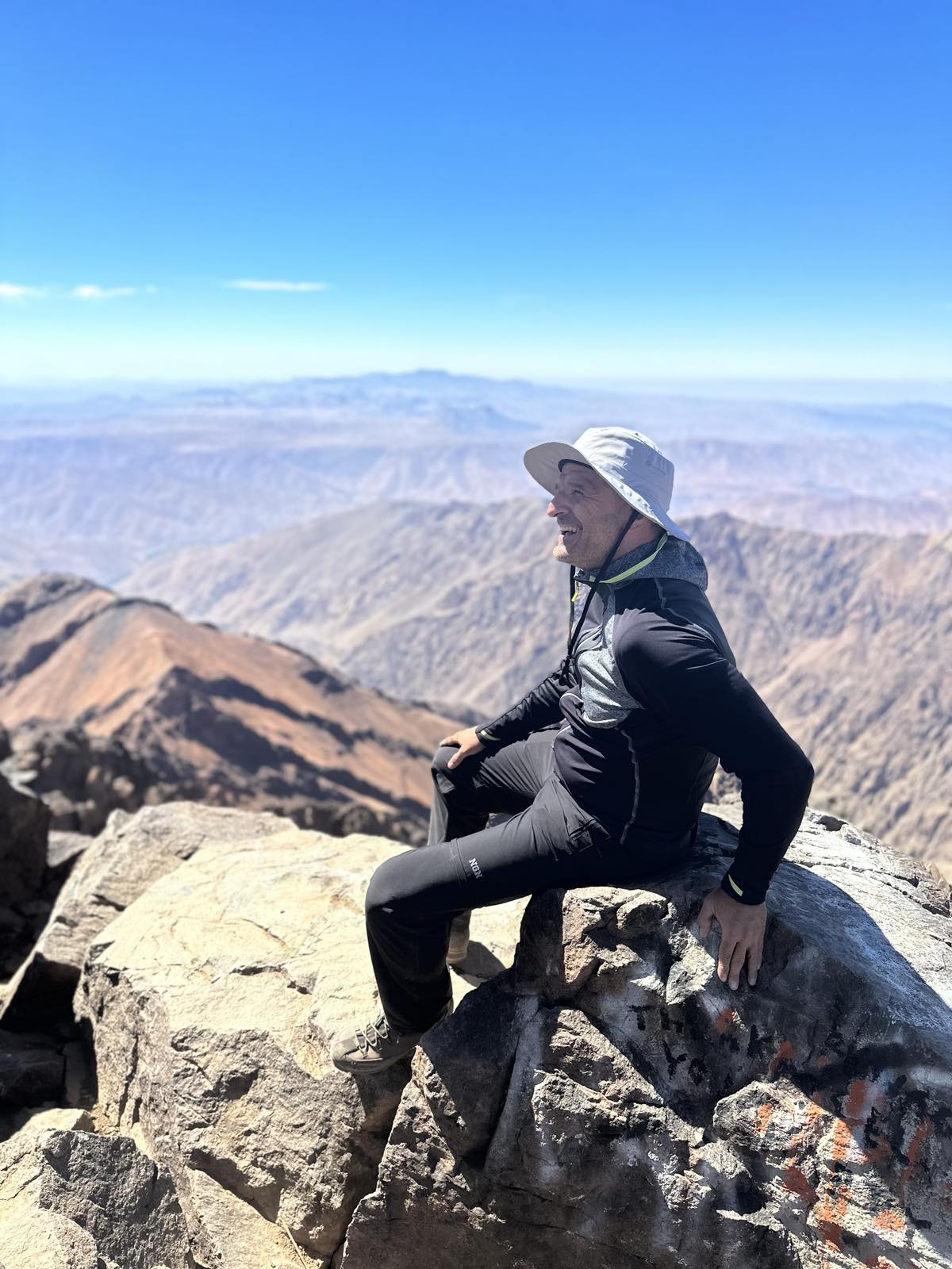 Planinar na vrhu Jebel Toubkala