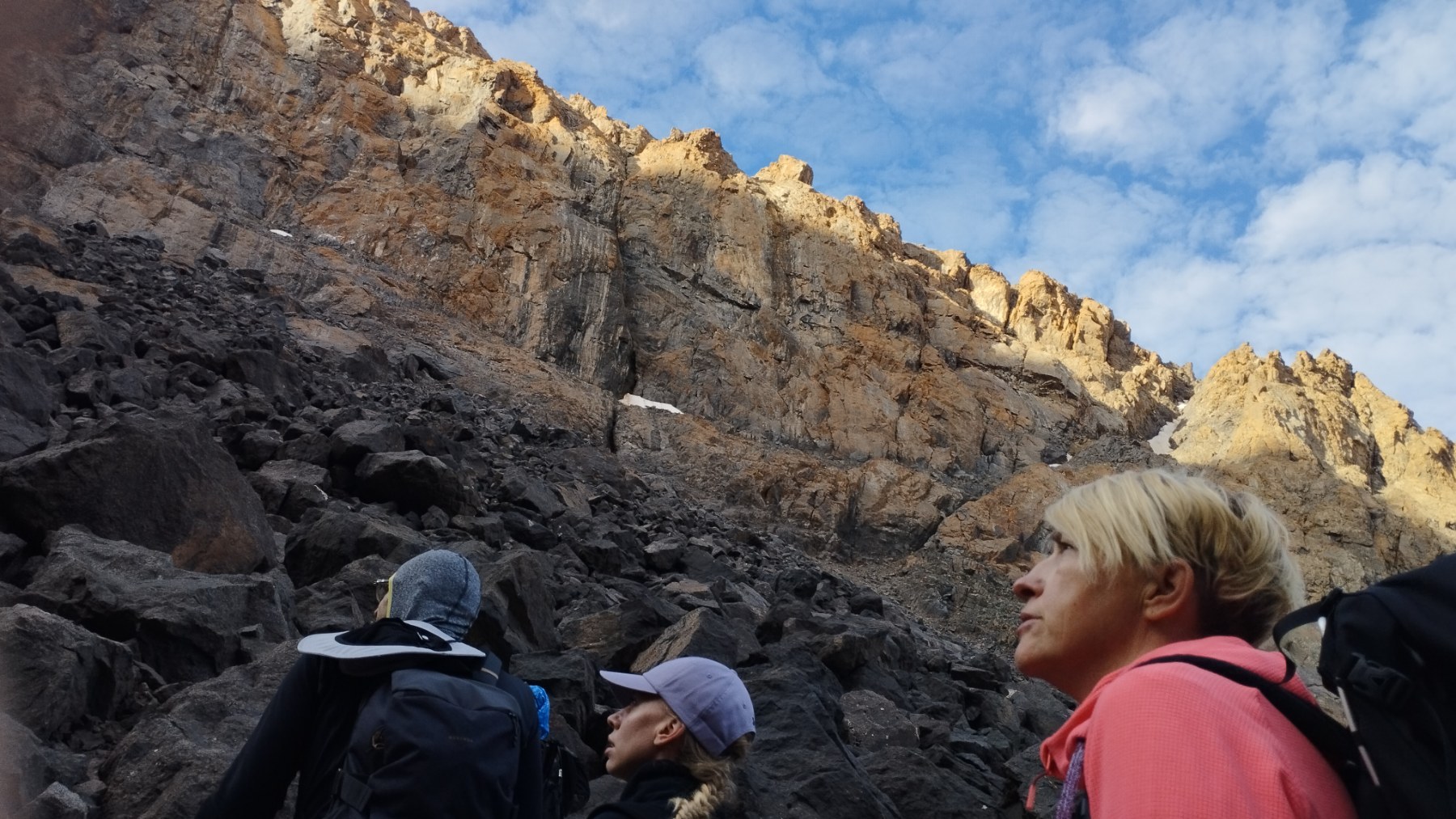 Prvo jutarnje svetlo na stenovitim odsecima iznad doma Toubkal