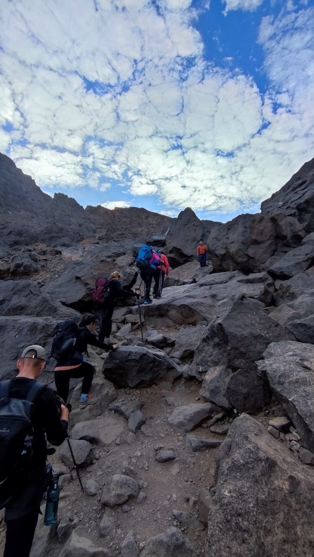 Prelazak preko blokova stene na usponu na Toubkal