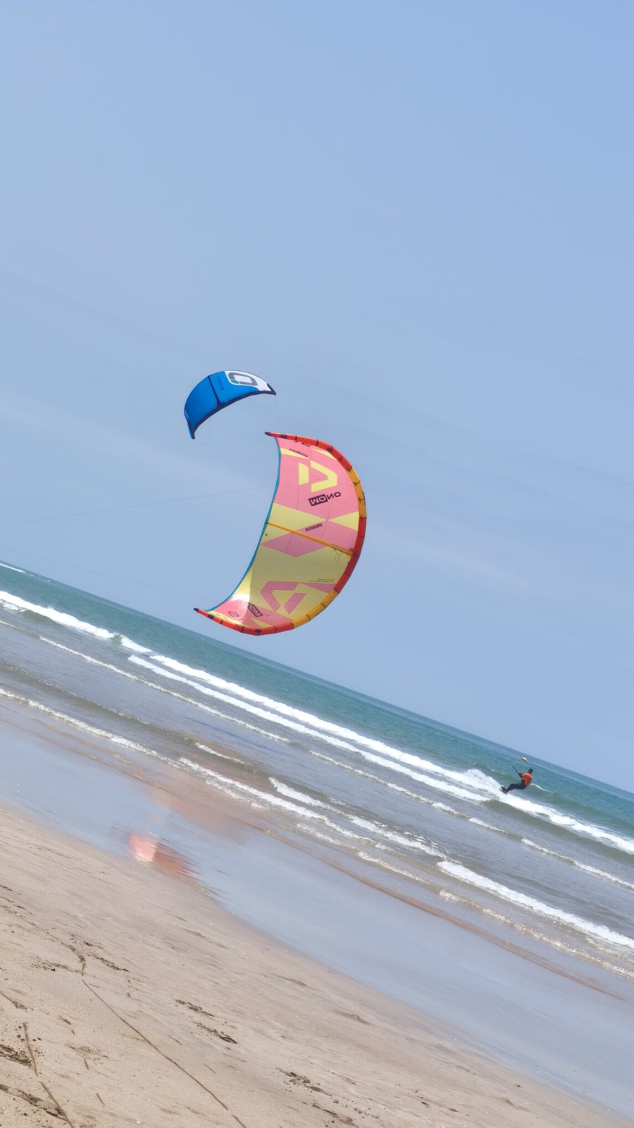 Kitesurfer na atlantskoj plaži kod Esauire