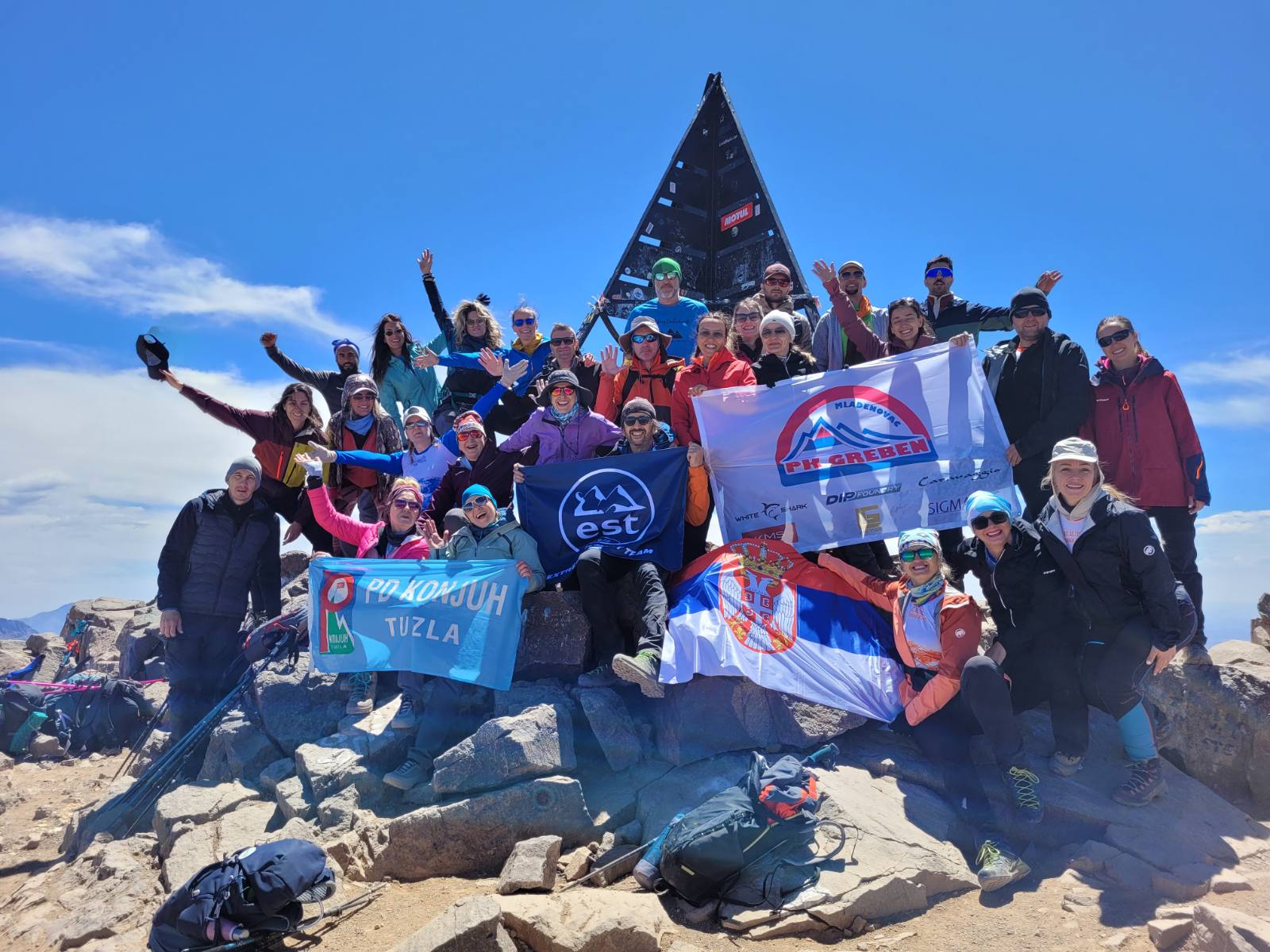 Grupa EST Adventure na vrhu Jebel Toubkala