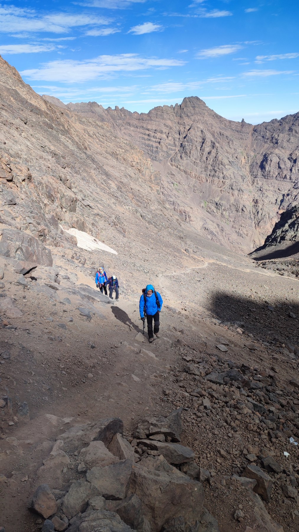 Uspon kroz kamenite padine prema domu Toubkal