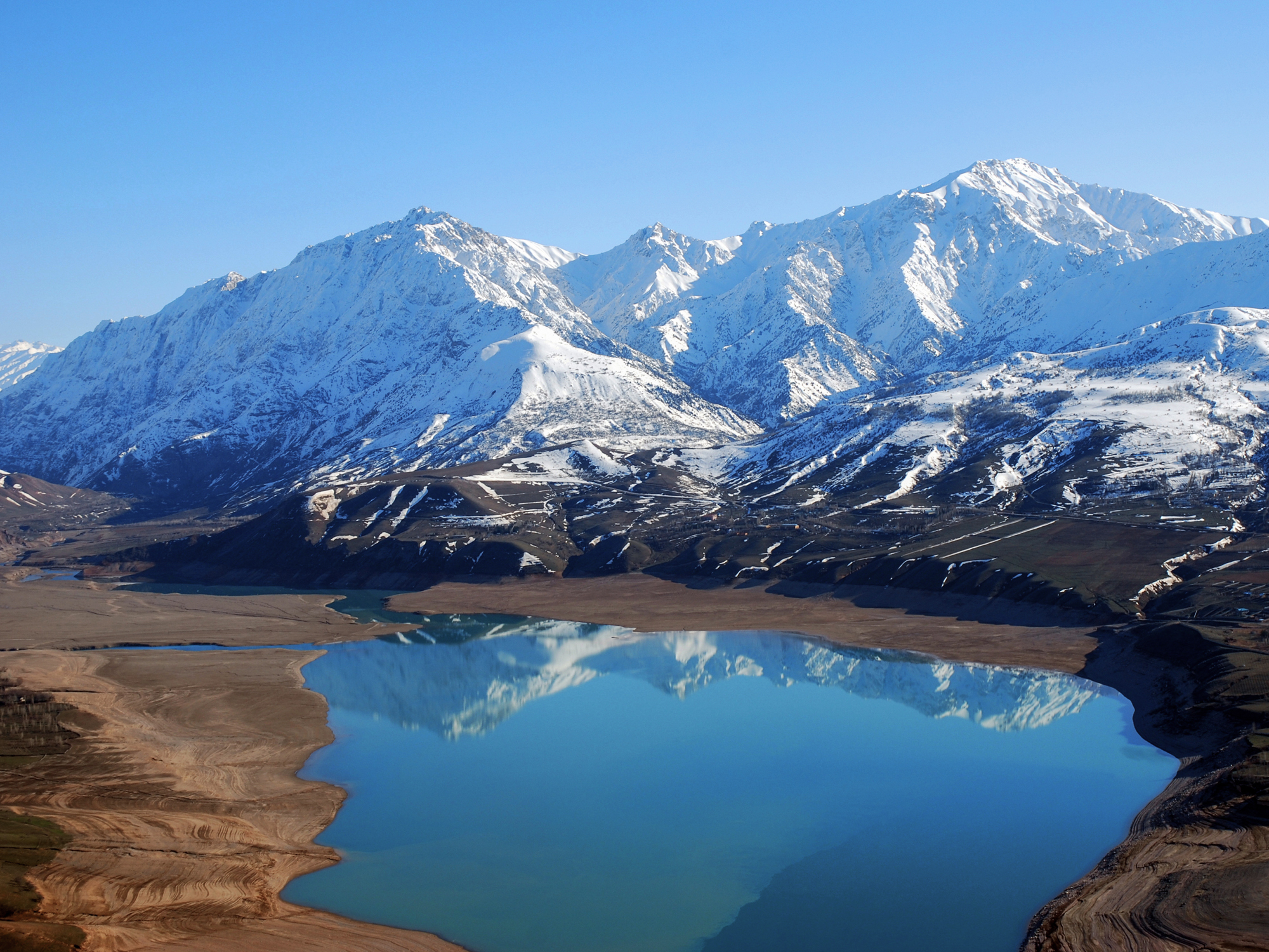 Jezero Charvak i planinski venac Chatkal